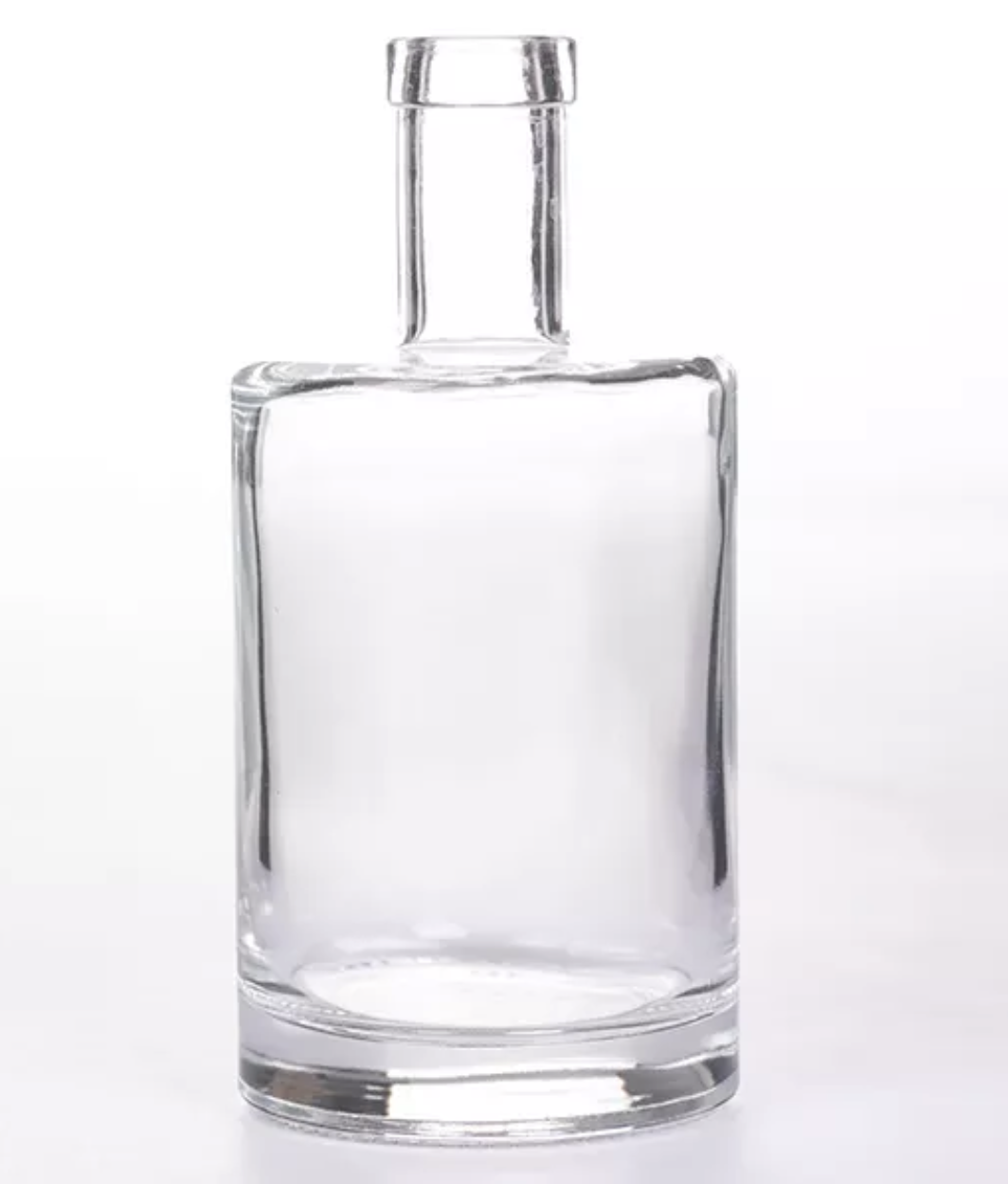 Une Grande Bouteille étroite De Vodka En Verre Dépoli Par Rangée