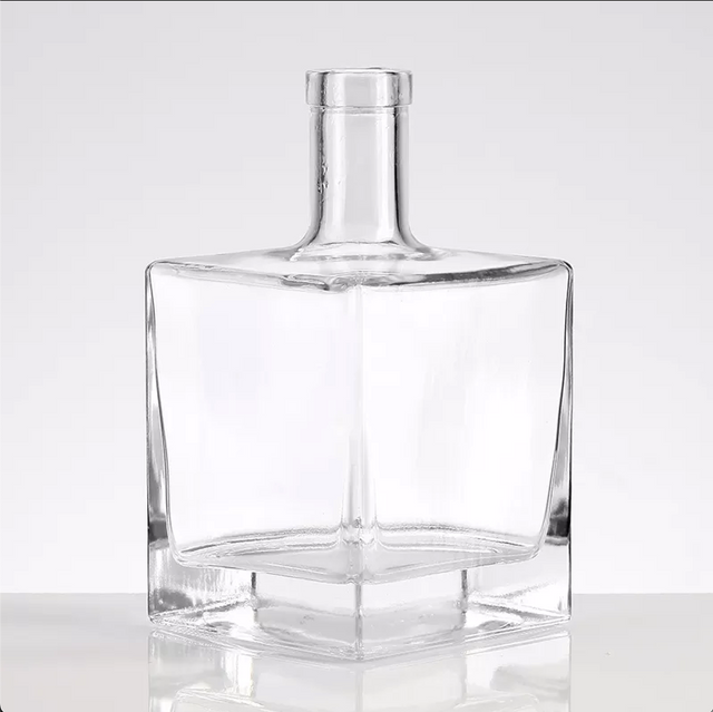 Bouteille en verre de Vodka rectangulaire de 750 ml avec liège pour whisky Brandy Tequila rhum Gin bouteille de vin de liqueur personnalisée