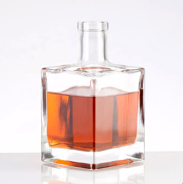 Bouteille en verre de Vodka rectangulaire de 750 ml avec liège pour whisky Brandy Tequila rhum Gin bouteille de vin de liqueur personnalisée